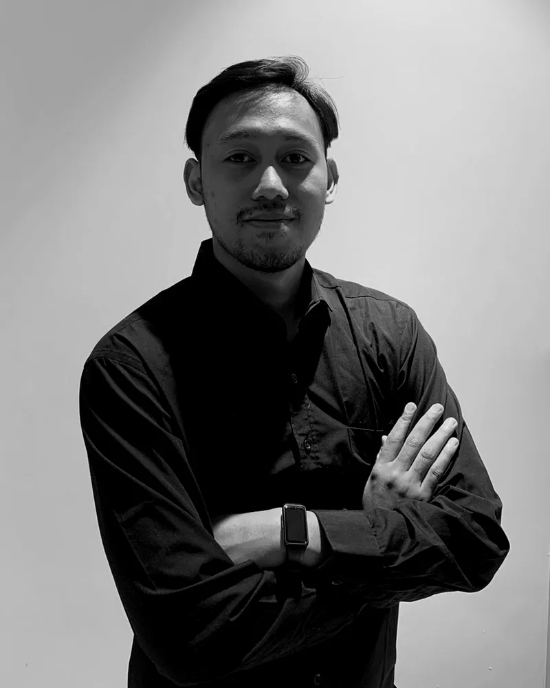 Portrait of Garda in a black shirt, arms crossed